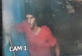 Câmera flagra criminosos furtando estabelecimento e levando objetos em carroça no Centro de Arapiraca