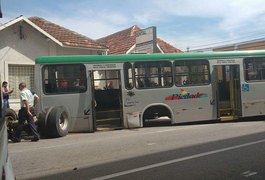Passageiros ficam feridos após eixo de ônibus desprender e bater em carro em Maceió