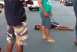 Homem é perseguido e espancado por populares após suspeita de roubo