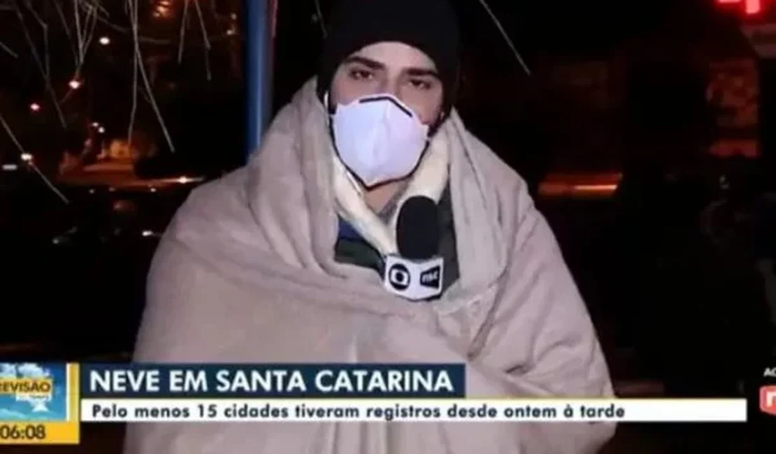 Frio! Em SC, repórter aparece ao vivo enrolado em cobertor e viraliza na internet