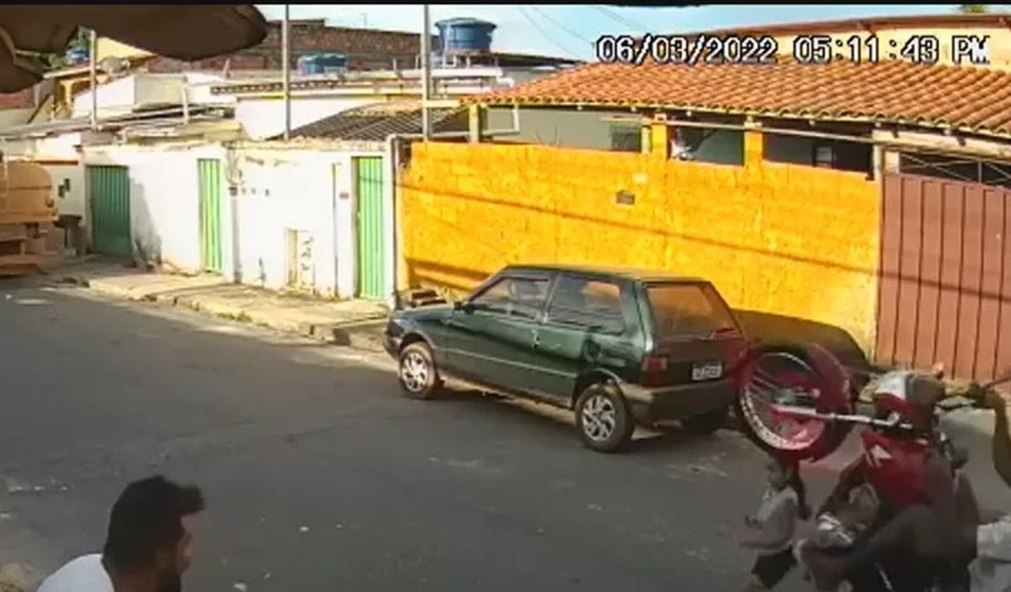 Vídeo mostra momento em que criança de 5 anos é atropelada por motociclista em Minas Gerais