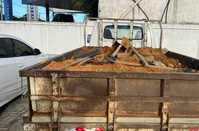 13° Batalhão da PM prende homens por descarte irregular em terreno no Barro Duro, em Maceió