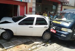 Van que transportava crianças colide contra carro, em Alagoas
