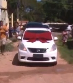 Torcedor que teve carro depredado em Maceió ganha novo veículo
