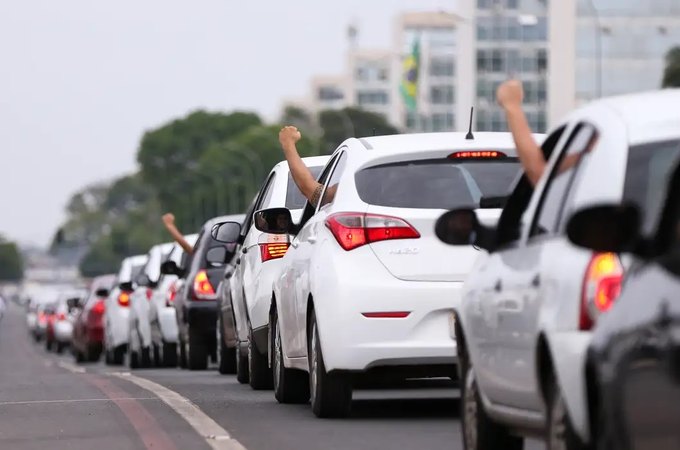 Motoristas de aplicativo caíram no “conto do vigário”, diz Sakamoto