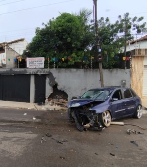 Condutor de automóvel perde controle da direção do veículo e colide em poste de energia e muro, em Arapiraca