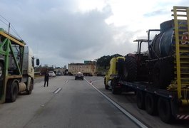 Caminhão carregado de cana tomba na BR-101, em AL