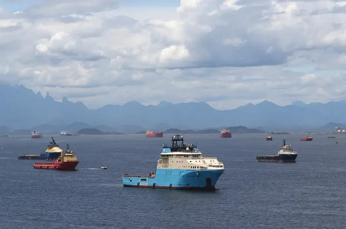 Remoção de navios abandonados na Baía de Guanabara será no 2º semestre