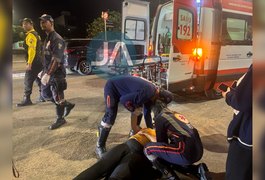 Colisão entre carro e moto deixa mulher ferida no Bosque das Arapiracas