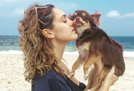 Isabelle Drummond exibe novo visual ao posar com cachorrinho de estimação