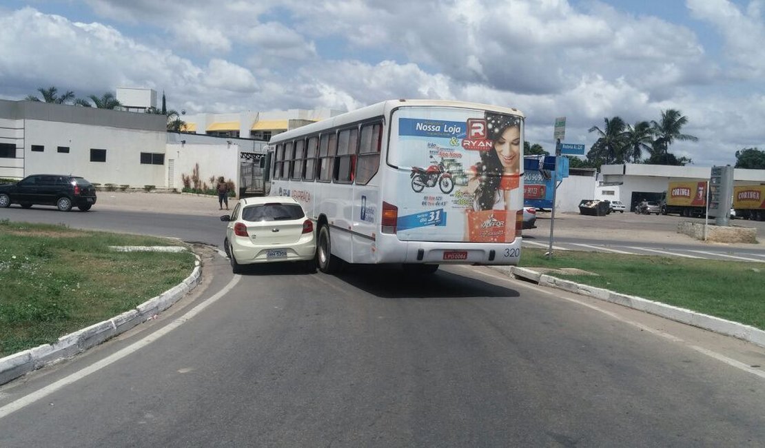 Ônibus e automóvel se envolvem em acidente na AL 220 em Arapiraca