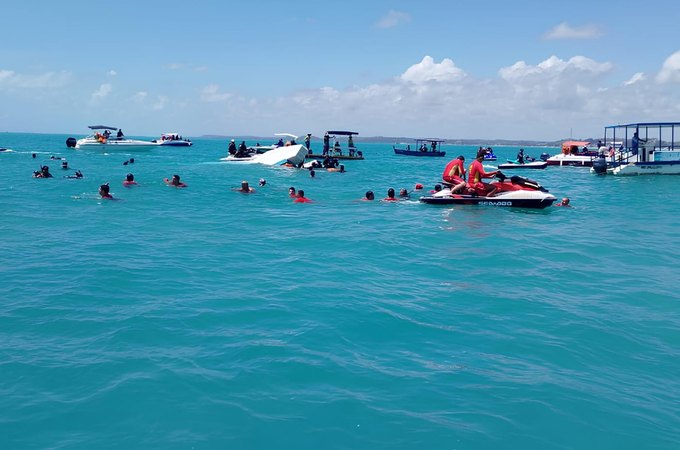 Passeio de turistas termina com naufrágio de catamarã em Maragogi; mais de 30 bombeiros foram acionados