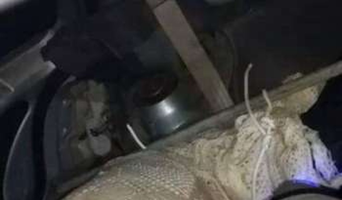 Populares encontram corpo amarrado em tecidos, dentro de porta malas de carro