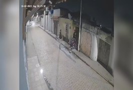 Vídeo flagra homem sendo assaltado na porta de casa, em Arapiraca