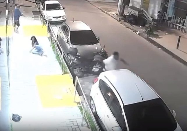 Dupla em motocicleta ataca grupo a tiros e foge gritando “CV” em Maceió