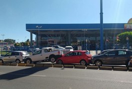 Engavetamento envolvendo cinco carros deixa trânsito lento na Serraria