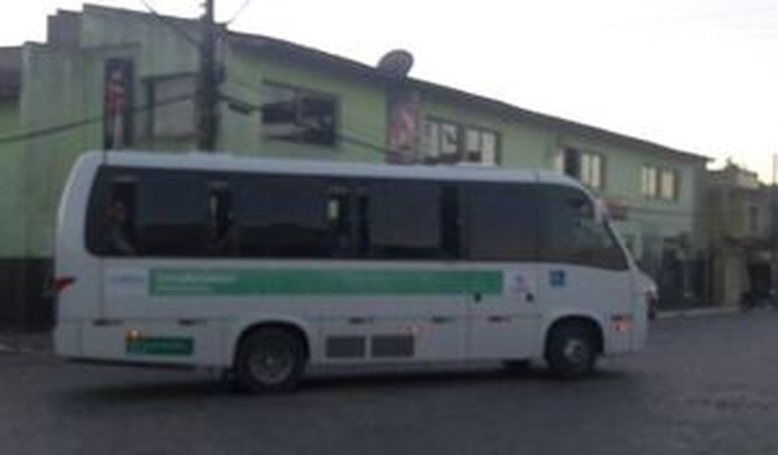 Criminosos armados assaltam passageiros de van na AL-101