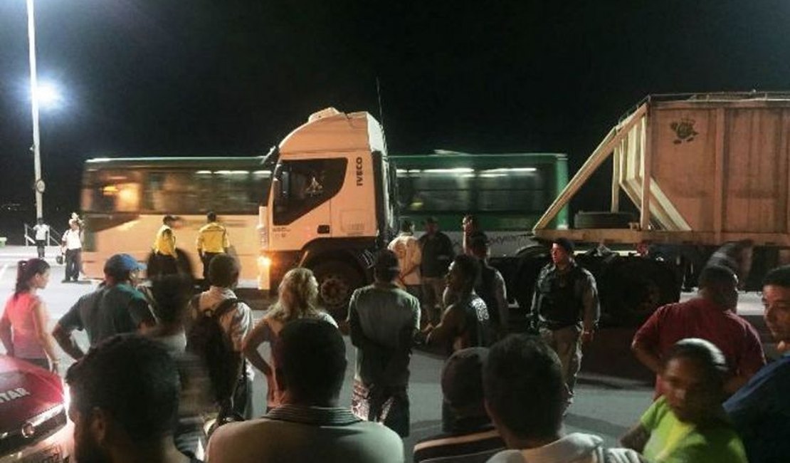 Mulher morre esmagada ao tirar cachorro debaixo de carreta na Ponta Verde