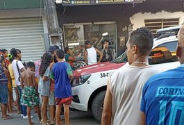 Ex-reeducando é morto a tiros dentro de barbearia em bairro de Maceió