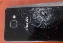 Mulher é 'salva por celular' durante tiroteio em favela