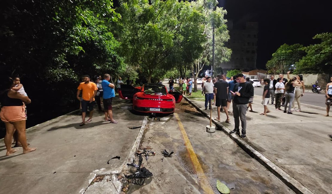 Condutor de Porsche perde controle da direção e colide com árvore em Arapiraca