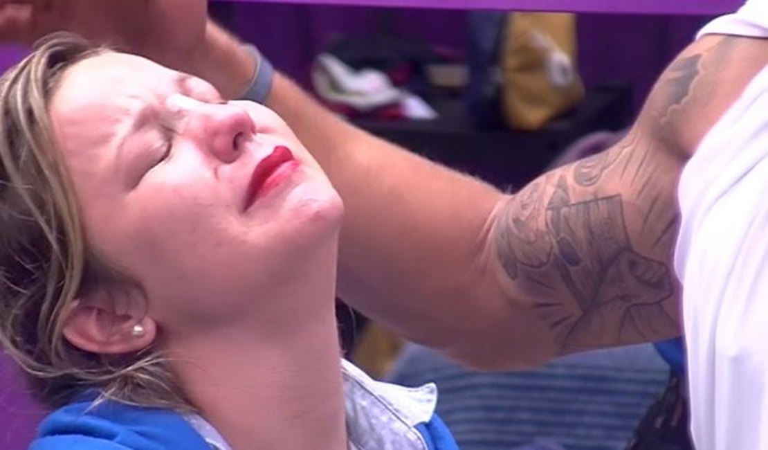 BBB16: Cacau termina com Matheus e cai no choro com Renan