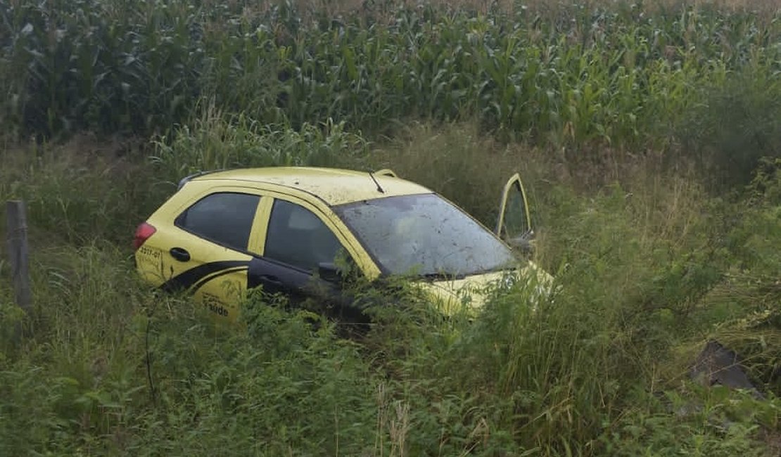 Motorista de secretaria de saúde capota veículo na AL 220 e é socorrido ao HEA