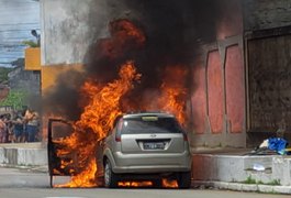Veículo é tomado pelas chamas após ser atingido por incêndio em Maceió