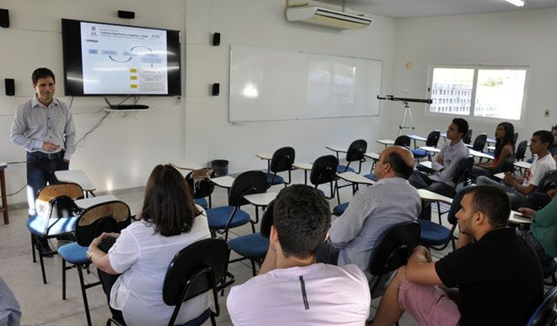 Ufal abre seleção de curso preparatório para alunos da rede pública