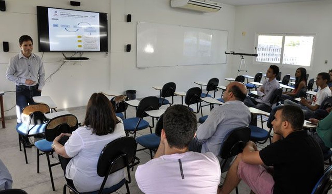 Ufal abre seleção de curso preparatório para alunos da rede pública