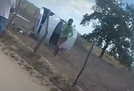 Carro capota após colisão com poste no Sertão alagoano
