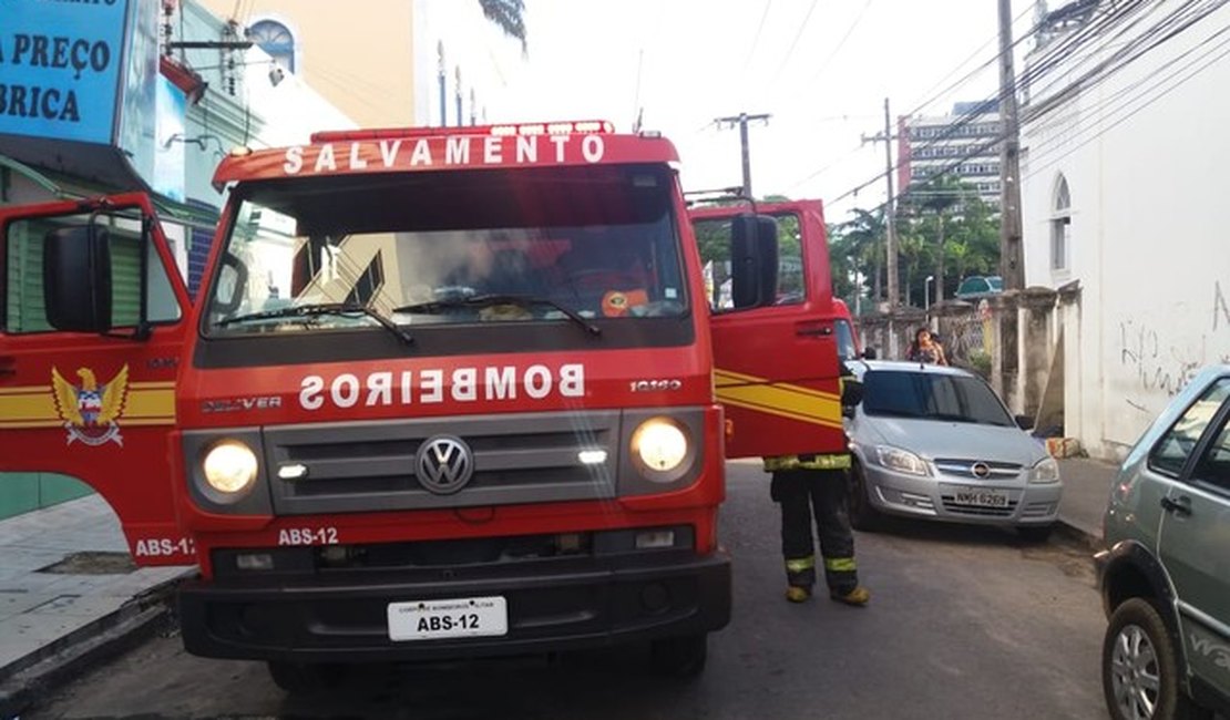 Incêndio destrói ótica e deixa homem ferido em Maceió