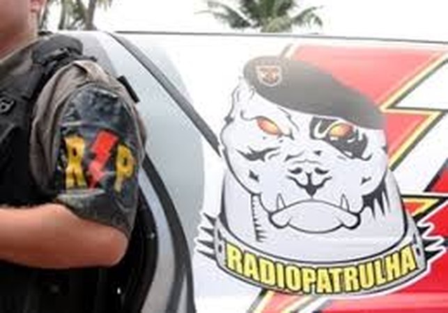 Homem é preso por desacato e por danificar viatura da PM, na Canafístula, em Arapiraca