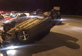 Capotamento deixa trânsito lento na Ladeira Geraldo Melo, em Maceió