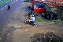 Homem é flagrado por câmera após furtar residência no bairro Guaribas