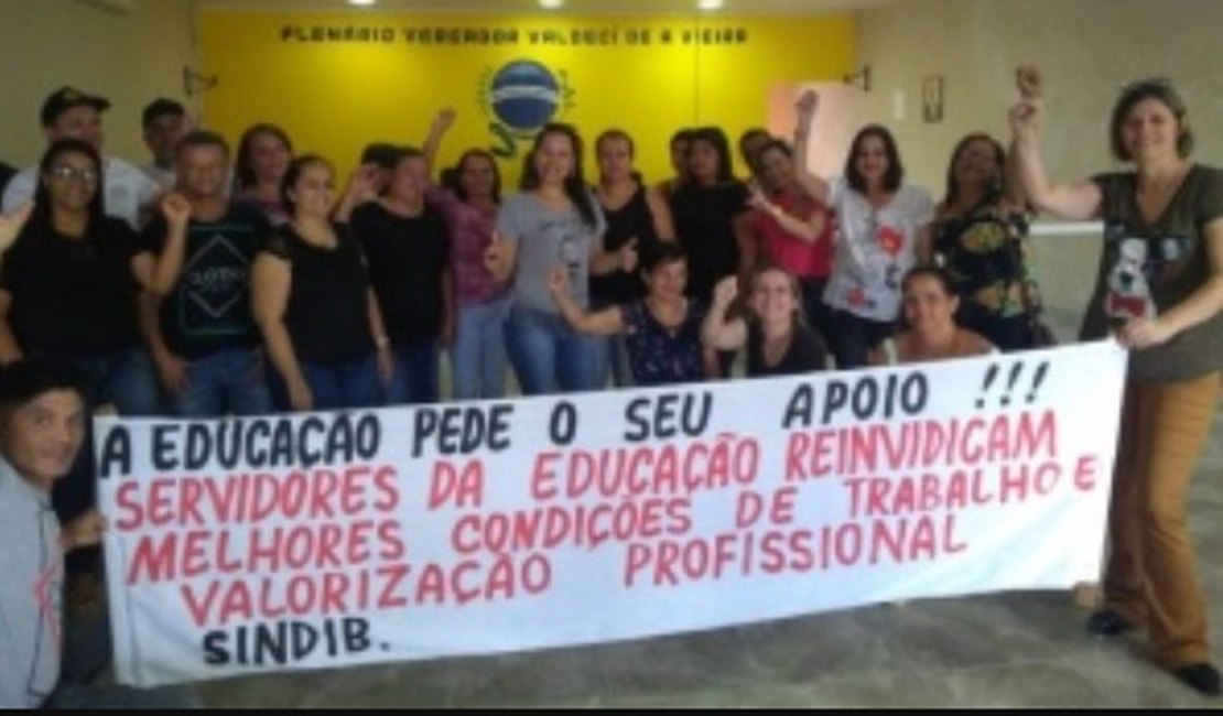 Servidores da Educação de Ibateguara deflagram greve por tempo indeterminado