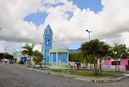 Criminosos quebram janela e invadem escola em Limoeiro de Anadia