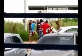 PMs descaracterizados abordam suspeitos dentro da UFAL