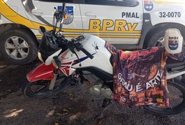 Jovem é flagrado empinando moto e acaba detido na AL-220, em Limoeiro de Anadia