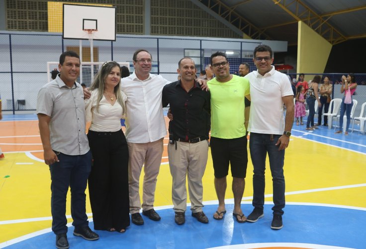 Luciano Barbosa entrega ﻿ginásio poliesportivo no bairro Boa Vista, em Arapiraca; assista