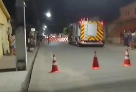 Residência é atingida por princípio de incêndio e bombeiros controlam fogo, em Arapiraca