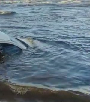 Vídeo. Carros ficam submersos pelo mar na Praia do Peba, em Piaçabuçu