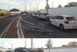 Veículo capota e fica atravessado na rodovia após colidir em poste,  em Maceió