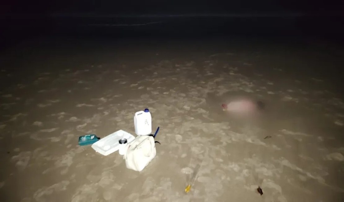 Bebê morre após barco com família virar em praia de Maceió