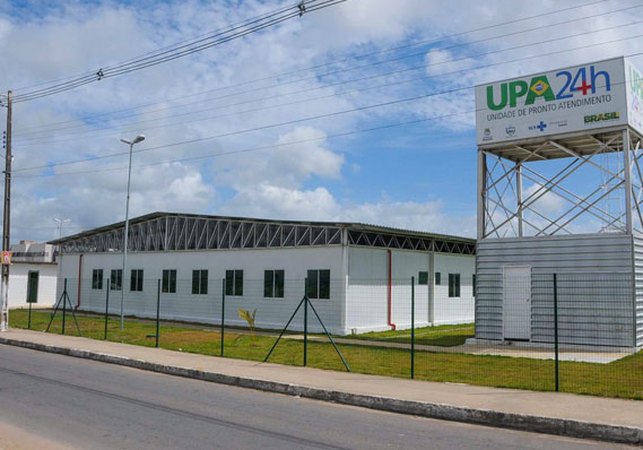 Mulher sofre ferimentos em colisão envolvendo carro e moto em Maceió