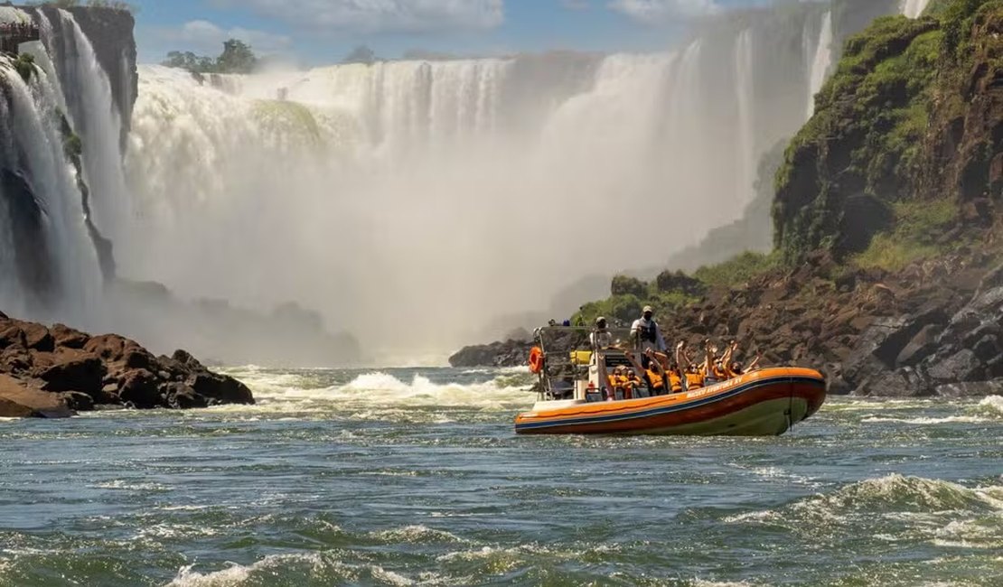 Barco com grupo de holandeses vira no Parque Nacional do Iguaçu e turista morre