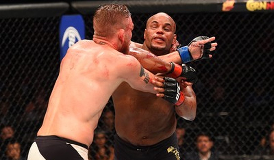 Cormier supera Gustafsson na decisão e mantém cinturão do UFC