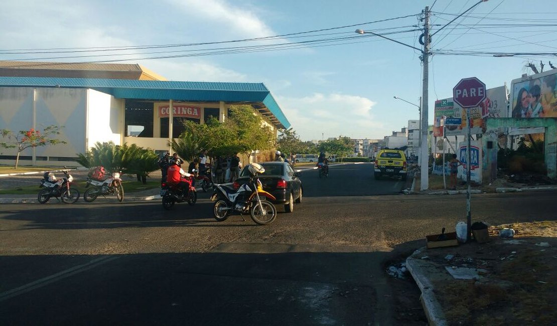 Motorista não respeita sinalização e colide carro em moto no Bosque das Arapiracas