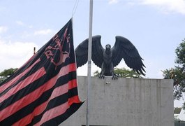 Três jogadores e 35 funcionários do Flamengo testaram positivo para covid-19