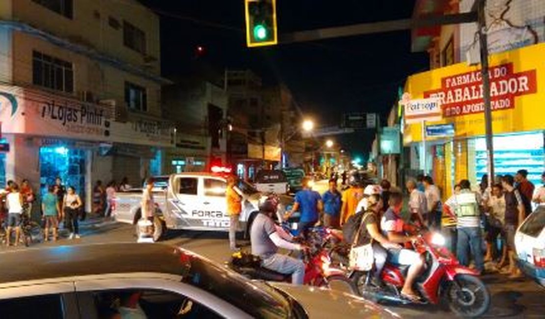 Polícia cumpre ordem judicial de desocupação da Câmara Municipal de Arapiraca